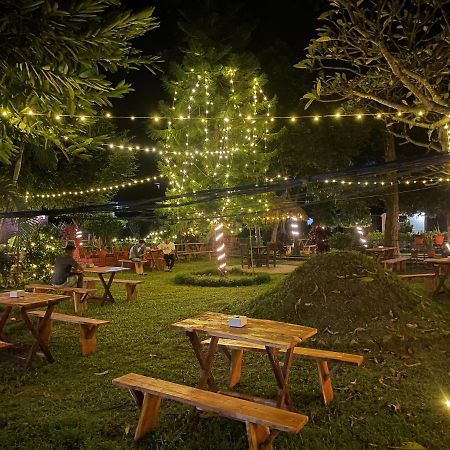 Hotel Tharu Garden And Beer Bar 치트완 외부 사진