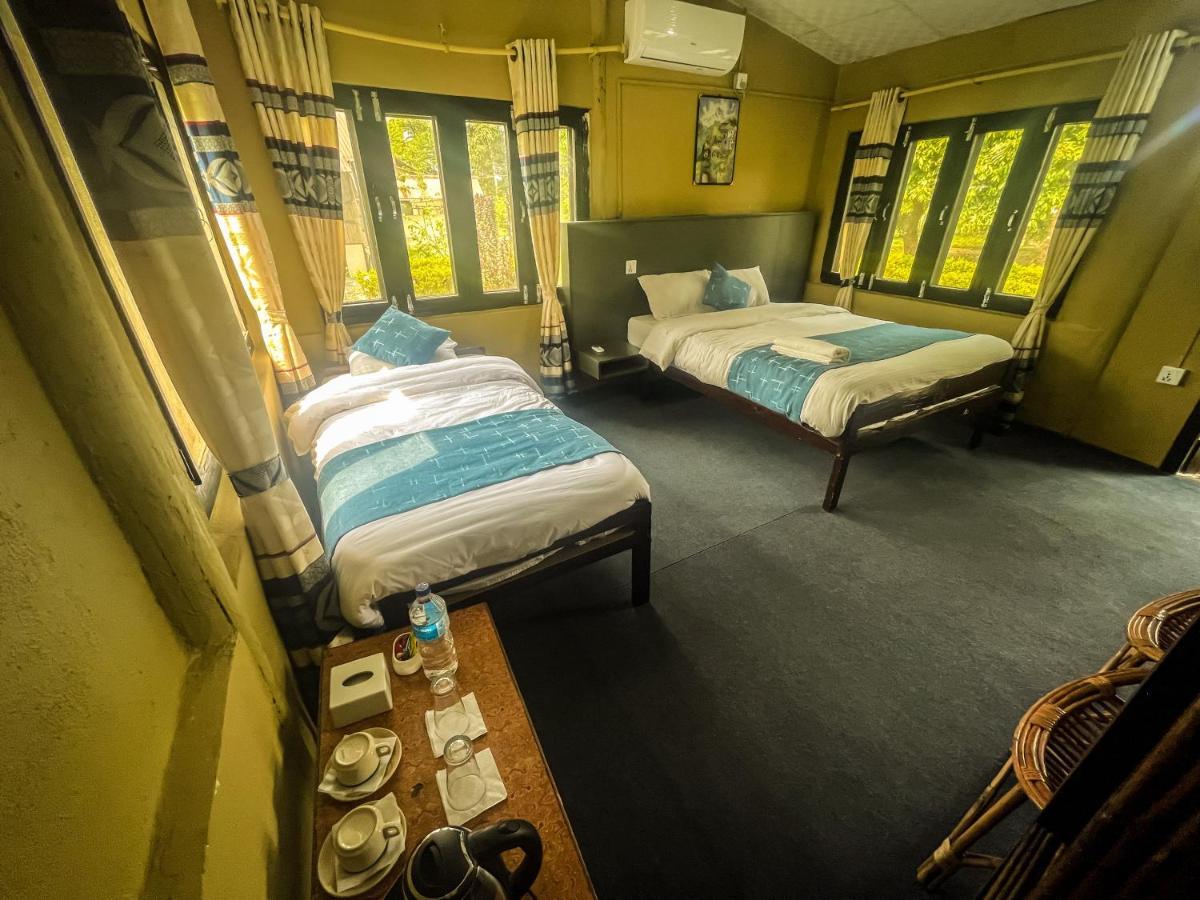 Hotel Tharu Garden And Beer Bar 치트완 외부 사진