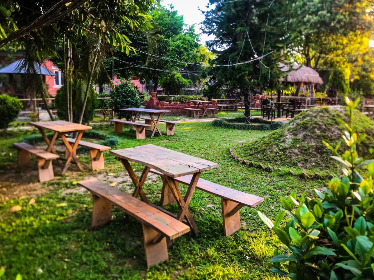 Hotel Tharu Garden And Beer Bar 치트완 외부 사진