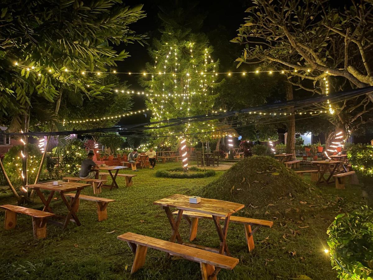 Hotel Tharu Garden And Beer Bar 치트완 외부 사진