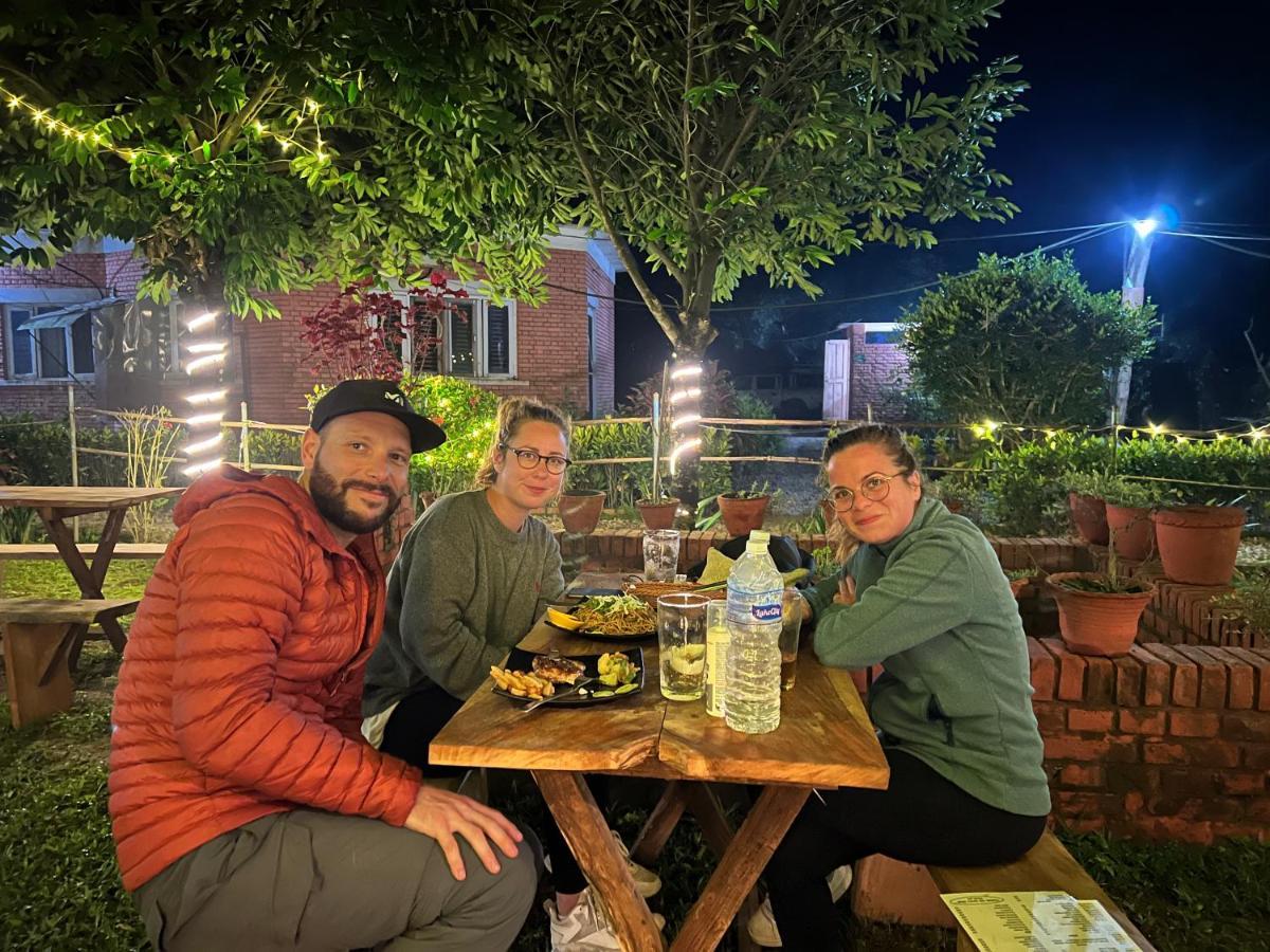 Hotel Tharu Garden And Beer Bar 치트완 외부 사진