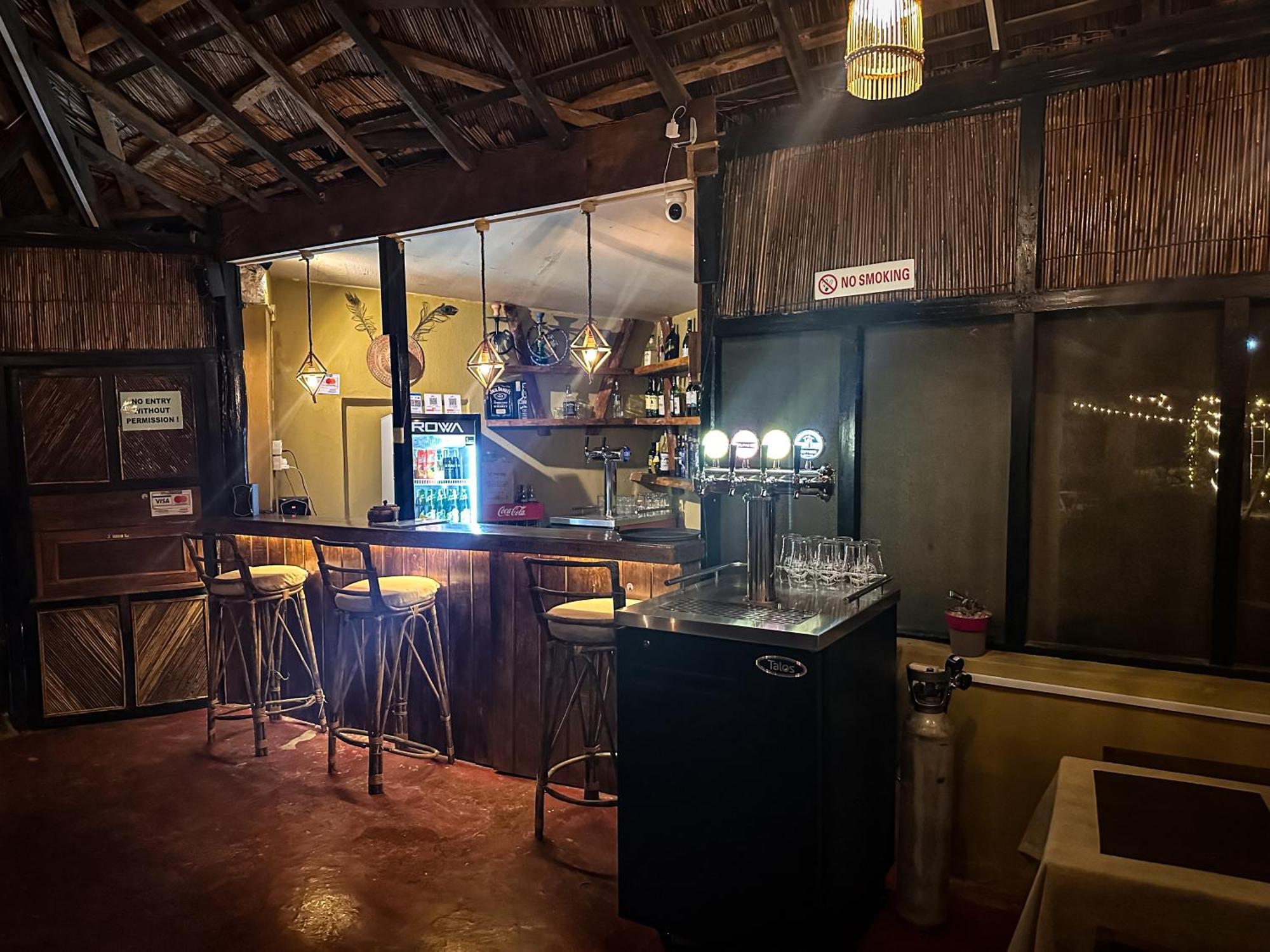 Hotel Tharu Garden And Beer Bar 치트완 외부 사진