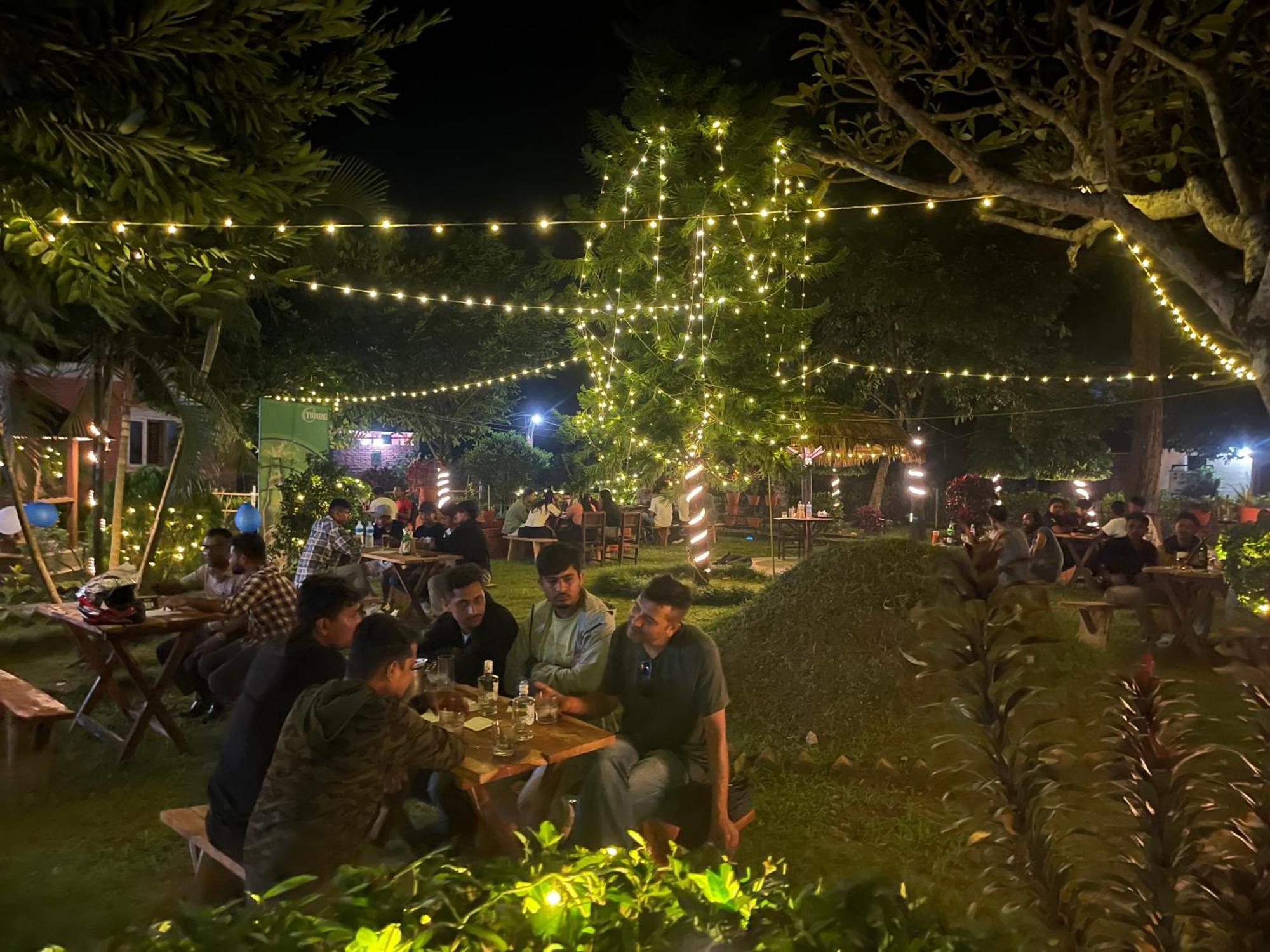Hotel Tharu Garden And Beer Bar 치트완 외부 사진