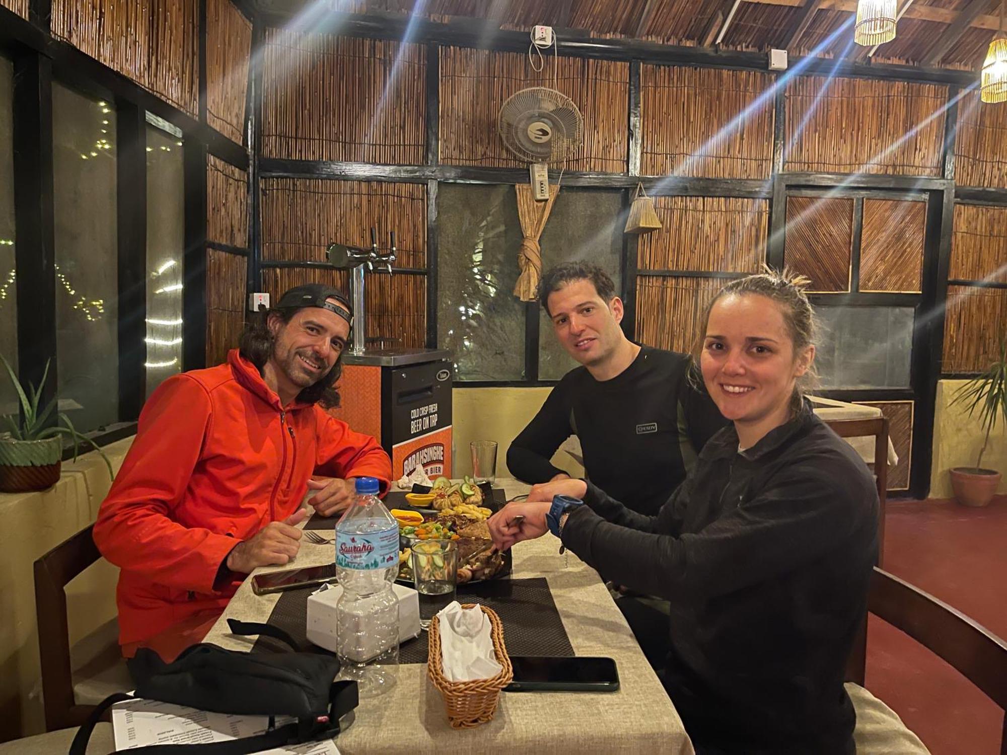Hotel Tharu Garden And Beer Bar 치트완 외부 사진