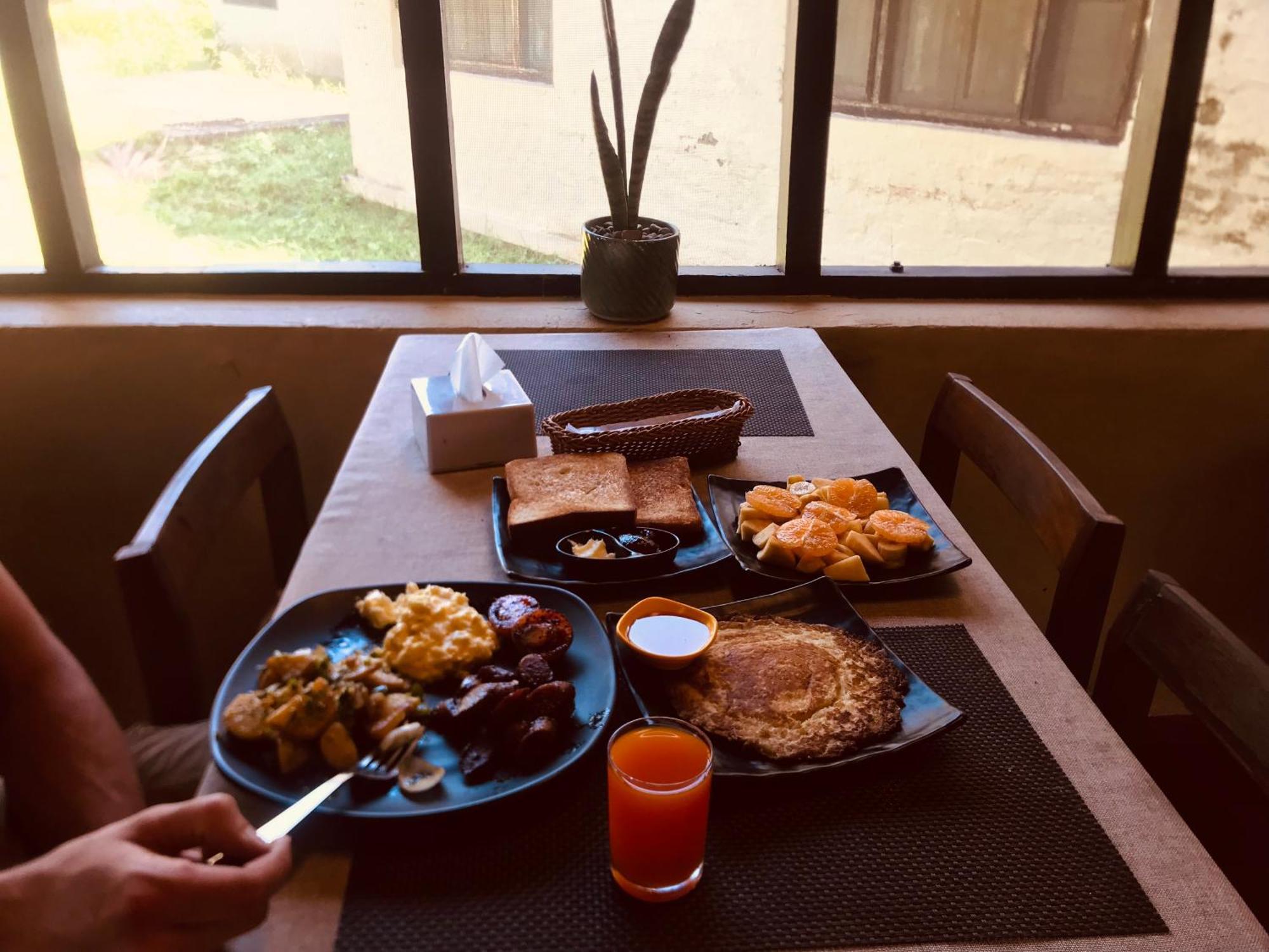Hotel Tharu Garden And Beer Bar 치트완 외부 사진