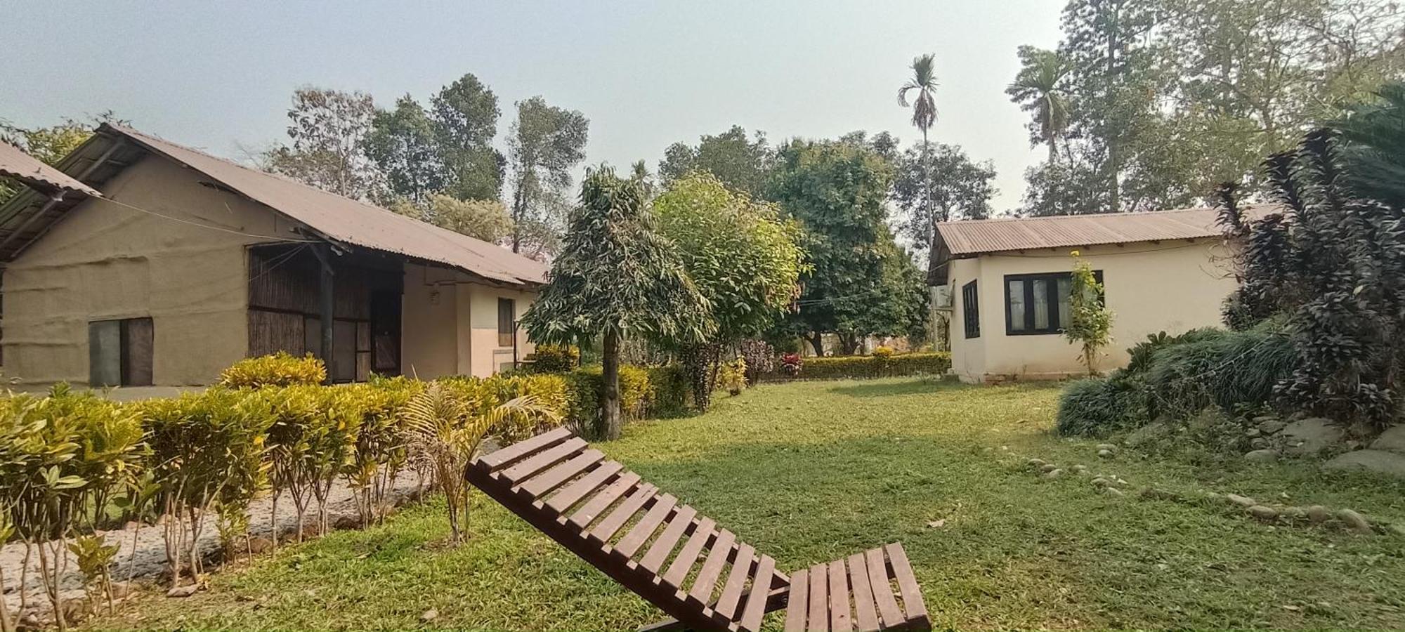 Hotel Tharu Garden And Beer Bar 치트완 외부 사진