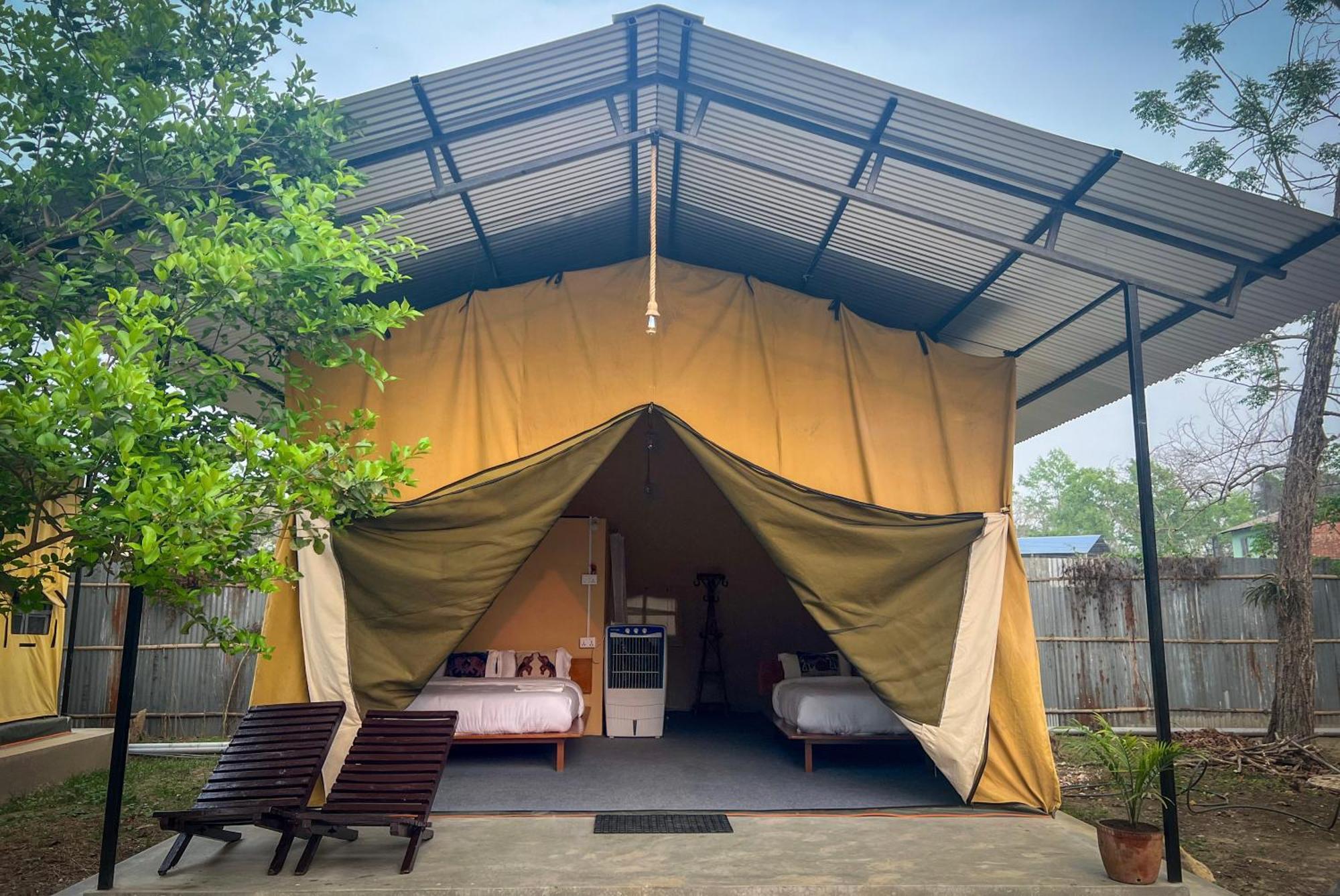Hotel Tharu Garden And Beer Bar 치트완 외부 사진