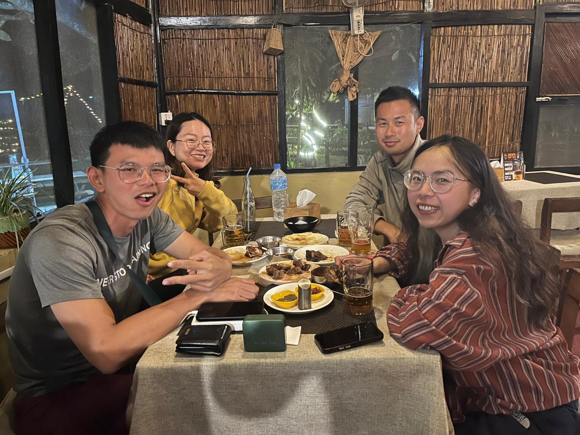 Hotel Tharu Garden And Beer Bar 치트완 외부 사진