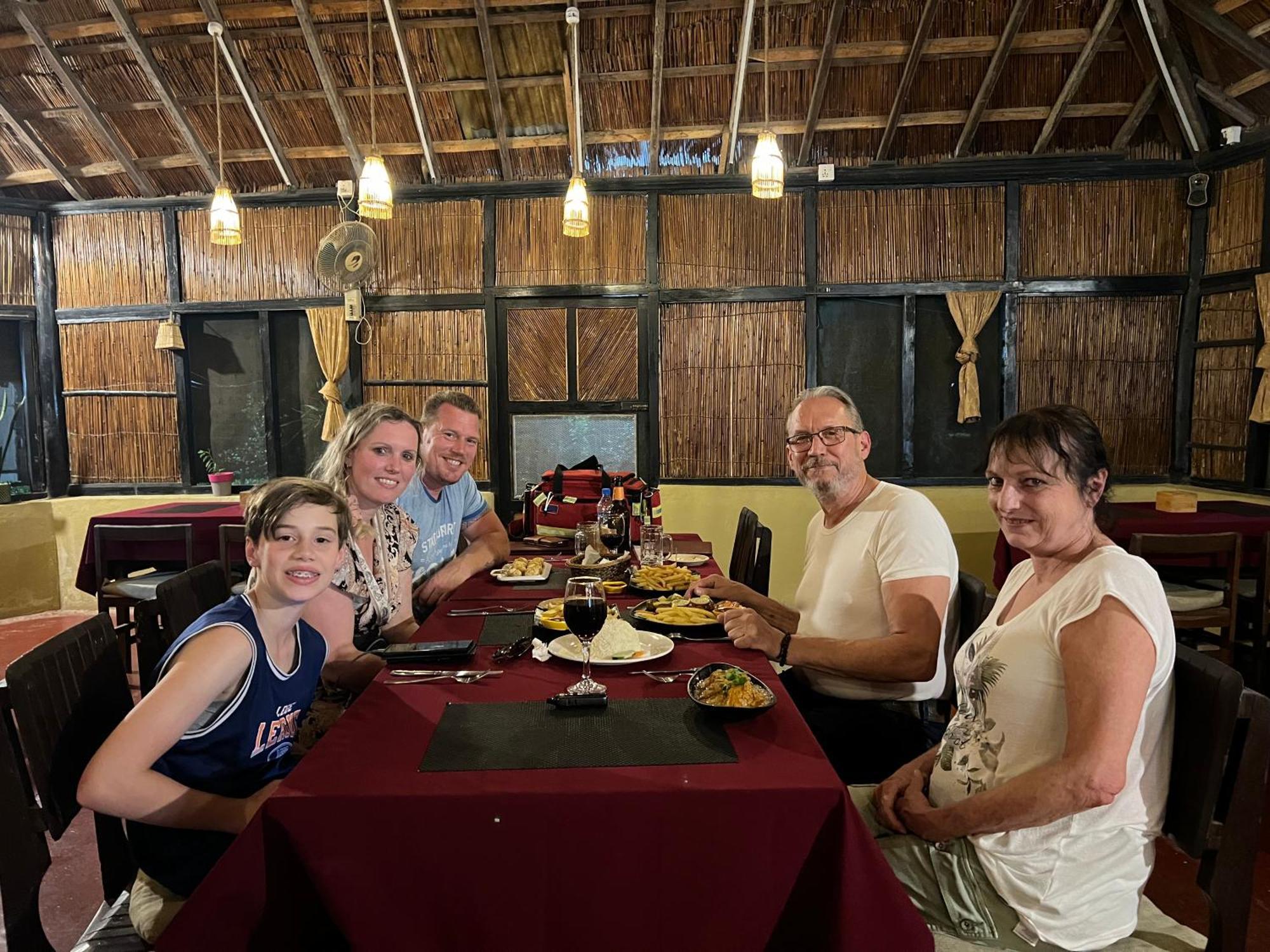 Hotel Tharu Garden And Beer Bar 치트완 외부 사진