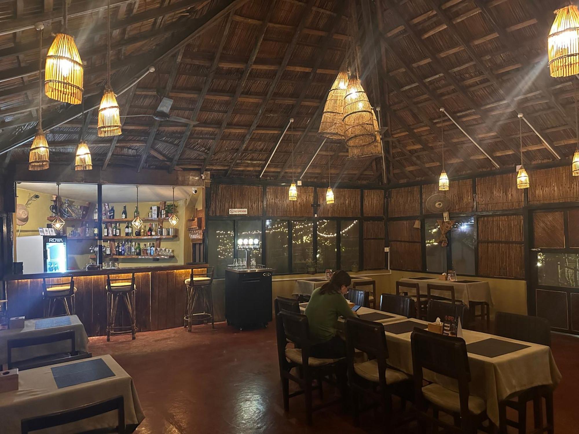 Hotel Tharu Garden And Beer Bar 치트완 외부 사진