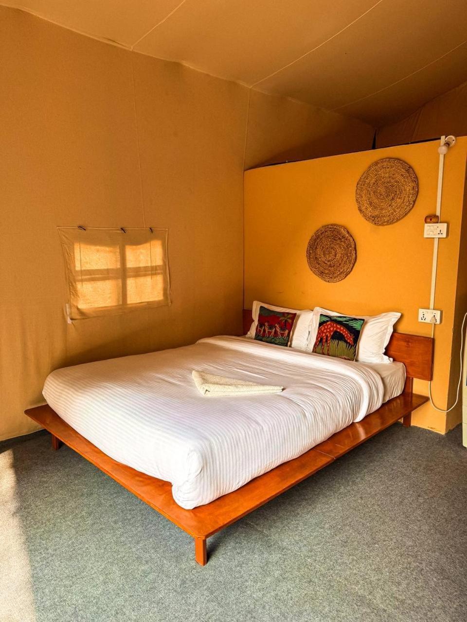 Hotel Tharu Garden And Beer Bar 치트완 외부 사진
