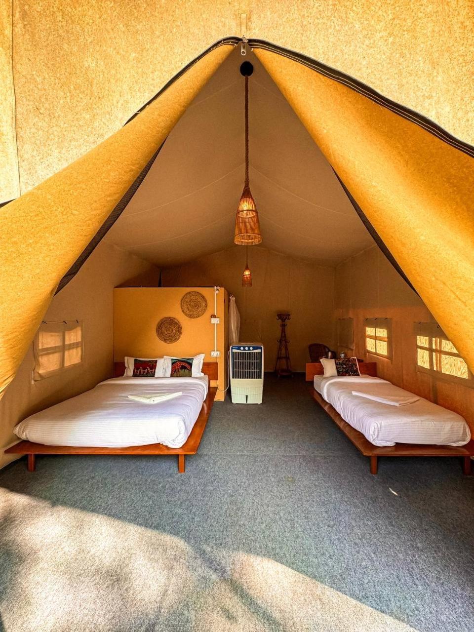 Hotel Tharu Garden And Beer Bar 치트완 외부 사진